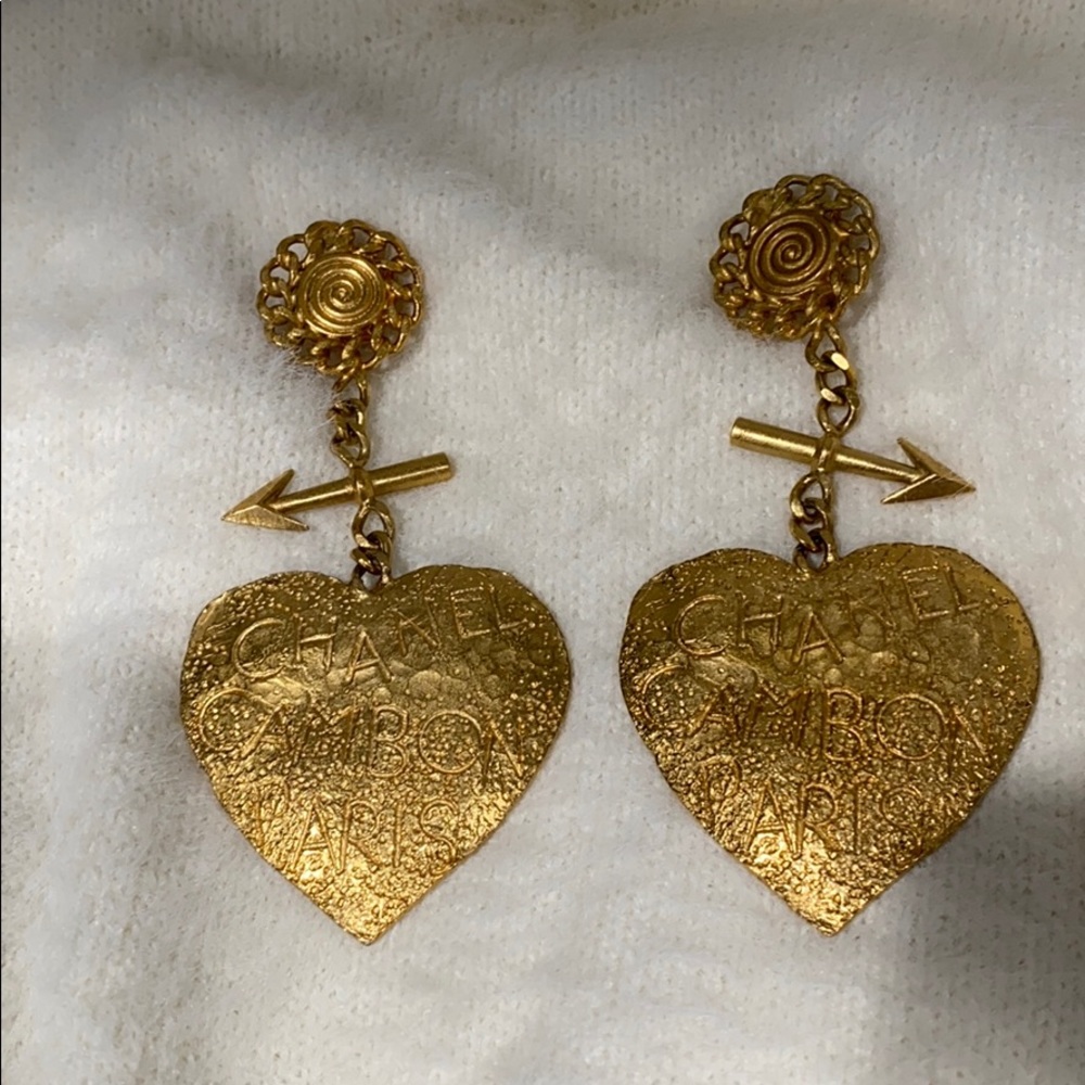 Very rare authentic Chanel earring